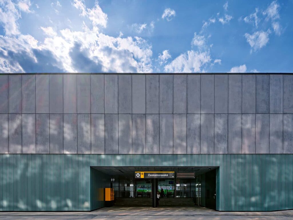 Vnější opláštění vestibulu podle návrhu studia Qarta Architektura nově tvoří v dolní části skleněné copilitové desky, v horní části pak velkoformátové sklovláknobetonové obklady (foto: BoysPlayNice)