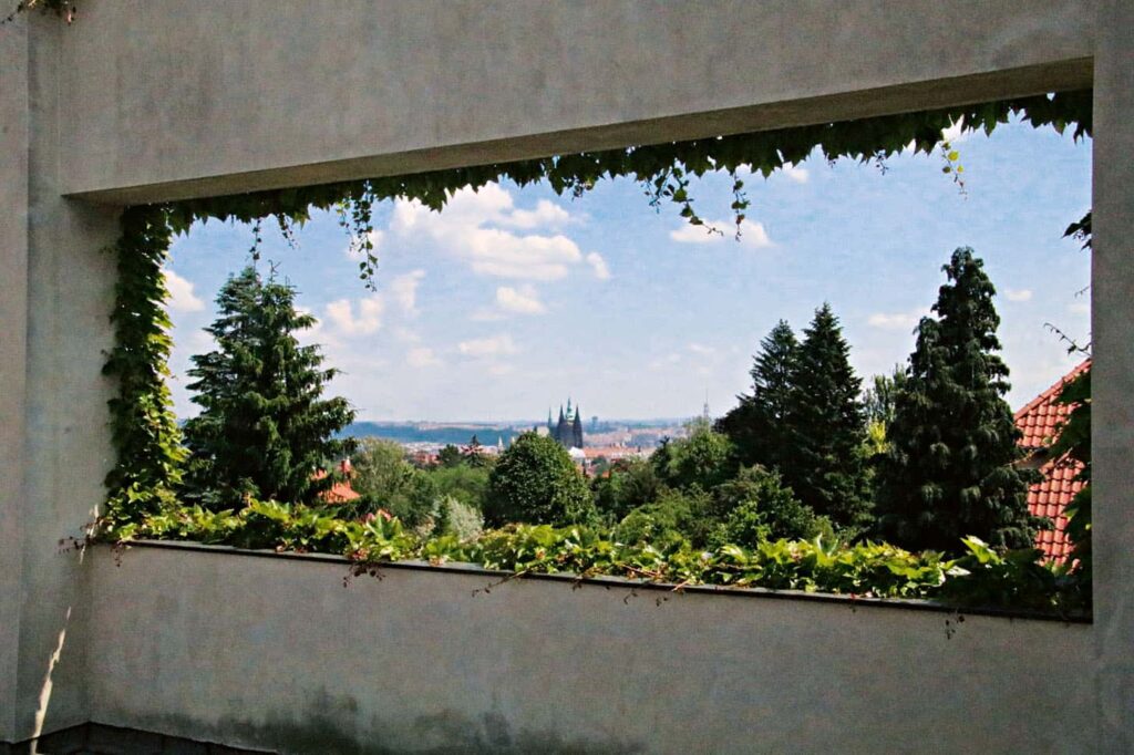 Ikonický pohled oknem terasy