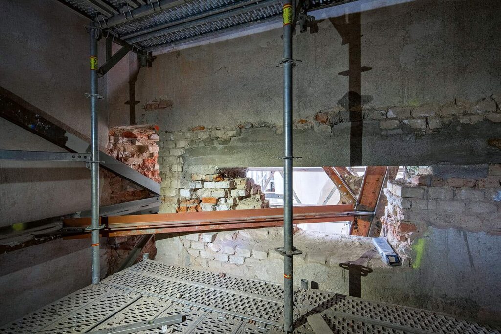 K mnoha styčníkům a prvkům příhradové konstrukce se bylo nutné probourat, protože byly při přestavbě v padesátých letech zakryty (foto: Jiří Šebek, archiv Výstaviště Praha, a. s.)