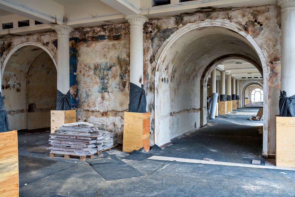 Foyer ve střední hale byl součástí stavebních úprav v 50. letech minulého století (foto: Jiří Šebek, archiv Výstaviště Praha, a. s.)