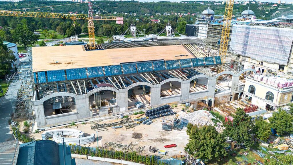 Železobetonové stěny a vodorovné H profily podepírají vodorovně kopii historického ocelového krovu. Statické schéma navrhl SGL Projekt ve spolupráci se společností První statická (foto: archiv SGL Projekt)