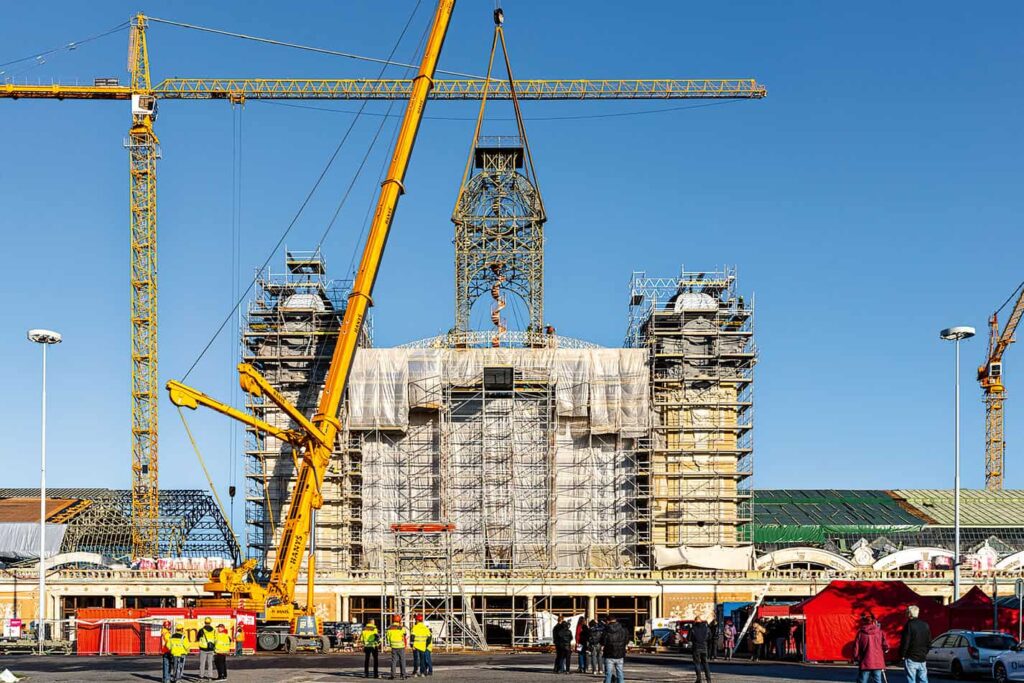 Věž byla po generální opravě, která trvala několik měsíců, vrácena a zpátky připevněna na původní místo (foto: David Vančišin, archiv Výstaviště Praha, a. s.)