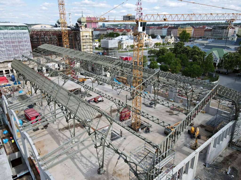 Nová ocelová konstrukce levého křídla v průběhu výstavby (foto: archiv SGL Projekt)