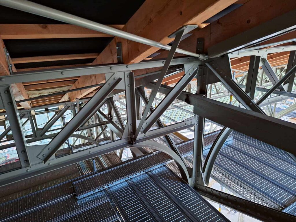 Nová ocelová konstrukce levého křídla, detail pod střechou (foto: archiv SGL Projekt)