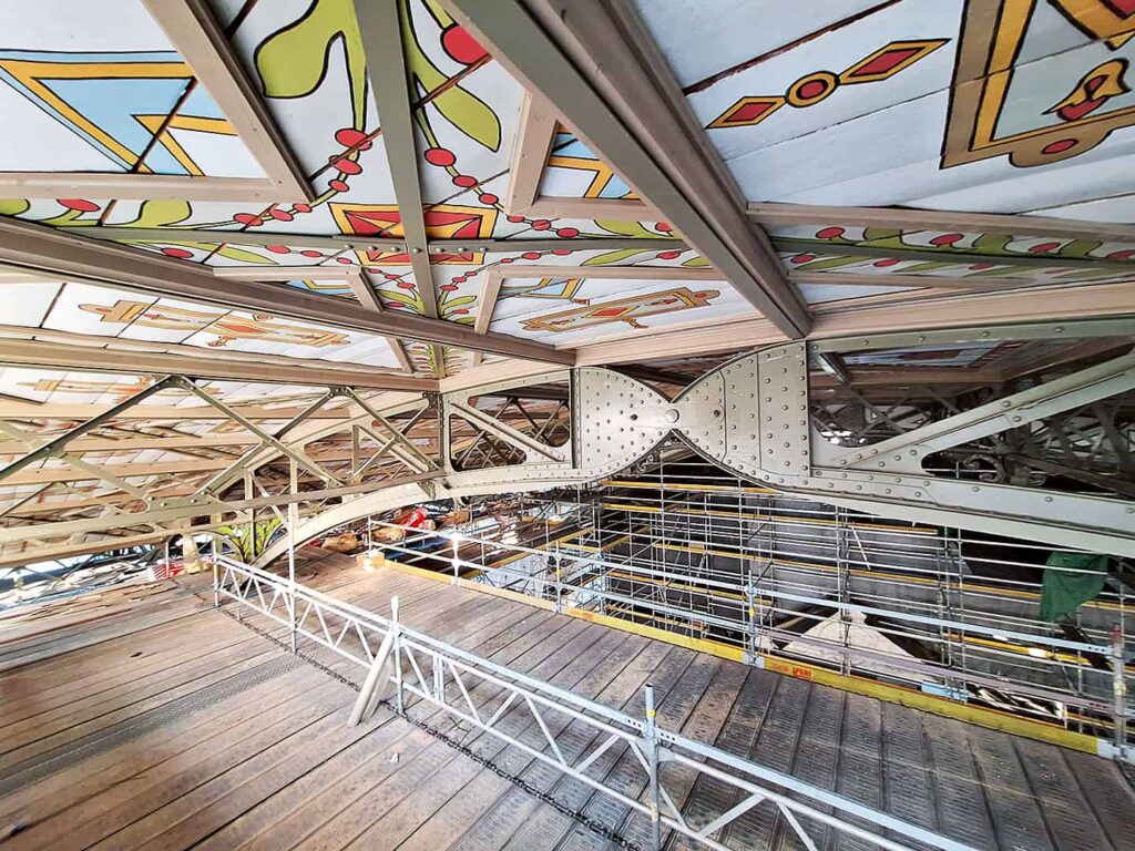 Opravená ocelová konstrukce střední haly, pod střechou (foto: archiv SGL Projekt)