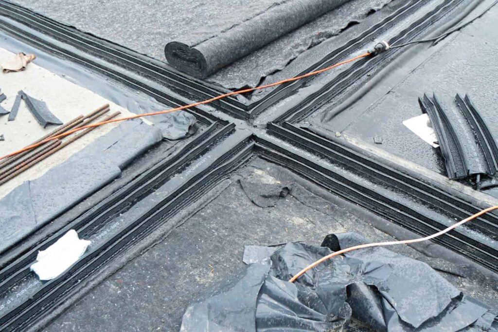 Obr. 3 – Waterstopy: využití pro tvorbu sektorové izolace. Jedná se zejména o kontrolní sektorové systémy, které za využití dvojitých fóliových, asfaltových izolací mohly používat vakuovou kontrolu jednotlivých sektorů