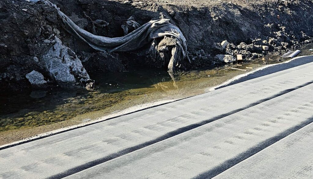 Obr. 6 – Spodní voda téměř v úrovni již provedené hydroizolace