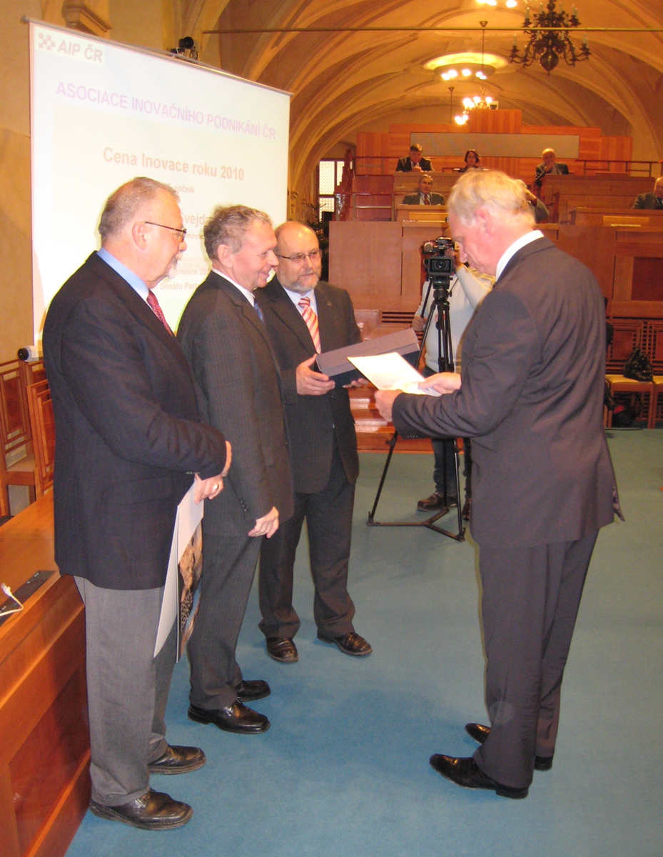 Generální ředitel WCP Josef Kotek přebírá cenu Inovace roku 2010