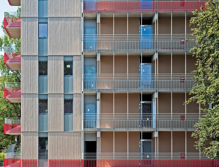 Každý byt má k dispozici volné plochy ve formě ocelových balkónů, které jsou kotveny do podlažních stropů – barevná zábradlí balkónů navíc vytvářejí podstatnou charakteristiku vzhledu budovy.