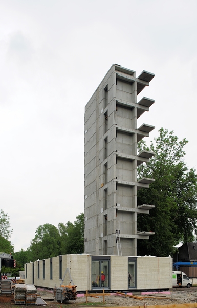 Pondělí 16. května 2011 – celá nosná konstrukce budovy je dřevěná, pouze schodišťové jádro je z důvodů ochrany proti požáru provedeno z betonu.