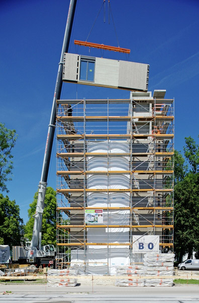 Za podpory vědců z Technické univerzity v Mnichově, Vysoké školy v Rosenheimu a ift Rosenheim postavili specialisté na dřevěné stavby z firmy Huber&Sohn v jihoněmeckém Bad Aiblingu nejvyšší dům na bázi dřeva v Německu.