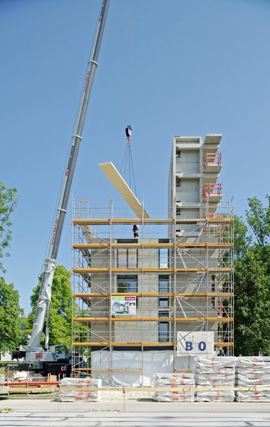 Čtvrtek 26. května 2011 – výstavba nové osmipodlažní budovy probíhala od dubna do září 2011, dřevostavbu realizovala podle projektu mnichovské firmy SCHANKULA Architekten společnost Huber & Sohn GmbH & Co.KG Bachmehring a učinné protipožární opláštění navrhla a dodala společnost Fermacell GmbH, Duisburg.