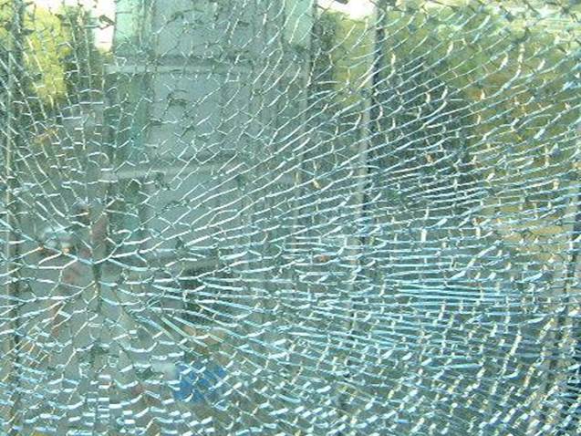 Obr. 1: Tepelně tvrzené sklo při poškození 