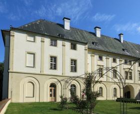 Exteriér zámku v Rokytnici u Přerova s historickým krovem; v podkroví díky systému Lindab Cosntruline vznikly na 180 m2 nové užitné prostory