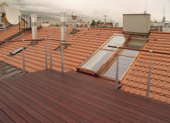 Posuvné střešní dveře Solara PERSPEKTIV umožňují pohodlný výstup na střešní terasu