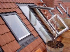 Střešní dveře Solara OPEN je možné kombinovat s fixním prosklením pro ještě lepší prosvětlení