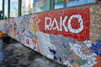 Šedivou zastávku studenti oživili mozaikami z obkladů RAKO 