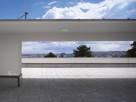 Střecha evokuje Le Corbusierovy zásady moderní architektury při práci se střešní krajinou