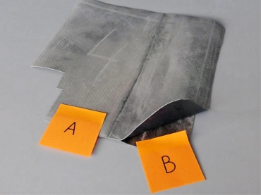 Obr. 1: Vzorky PVC hydroizolačního povlaku s označením kryté a nekryté části fólie