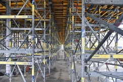 Podpěrná konstrukce Staxo 40 vynáší bednicí desky do výše cca 6 metrů. Po jejím odstranění střechu ponese jen 26 nerezových sloupů, které budou vhodně doplňovat pohledový beton. 