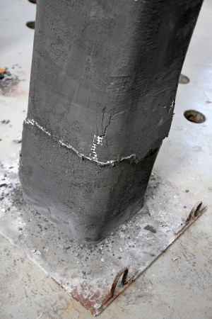 Obr. 6: Porušené pilíře po zatěžovací zkoušce (zesílený pilíř s běžným průřezem, zesílený pilíř s modifikovaným průřezem, referenční pilíř)
