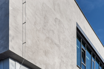 Budova firmy SMS Elektro v Českých Budějovicích má fasádu imitující beton od spelčnosti LB Cemix