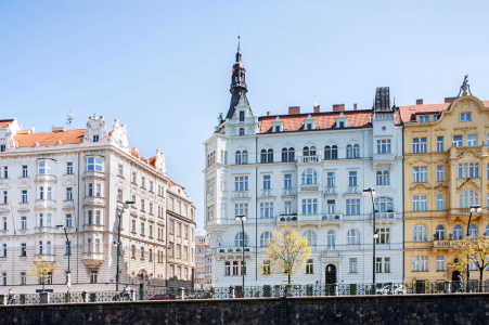 obnovené fasády – nárožní dům, Praha, Masarykovo nábřeží
