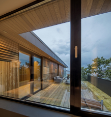 Menší ze dvou teras v přízemí je orientována na jih. Kromě posuvných dveří nabízejí v letních měsících v celém domě možnost větrání také okna (Schüco AWS 70.HI), foto Sindre Ellingsen 