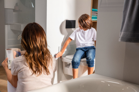 Výška WC má významný vliv na pohodlí. Dětem například více vyhovuje, když je WC níže. Předstěnový systém Viega Prevista v provedení s nastavitelnou výškou umožňuje WC keramiku posunout až o osm centimetrů nahoru nebo dolu.