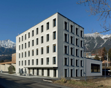 Vícepodlažní budova z cihelných bloků, administrativní a logistické centrum Cura Cosmetic v Innsbrucku