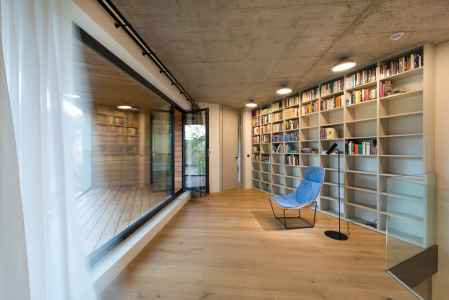 Interiérový minimalismus z nábytku na míru v barvě bílé kávy, šedých pohledových betonů a dubových podlah