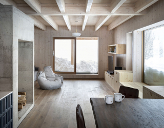 Hlavní obytná místnost – dřevěná nosná konstrukce tvoří převážnou část vnitřních povrchů