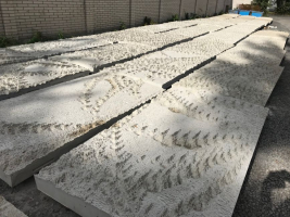 Jednotlivé panely z bílého betonu pro výdech z tunelu Blanka
