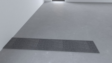 Na podlahu se položí těžký asfaltový pás tloušťky minimálně 3,5 mm. Pás je širší než budoucí stěna přibližně o 50 mm na každou stranu od líce neomítnuté stěny proto, aby nedošlo k propojení omítky s podlahou