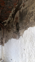 Obr. 4a: odsolování zdiva paláce buničinou, r. 2019 (Foto M. Karlík)