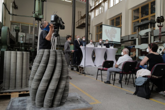 Vědci z Českého vysokého učení technického v Praze a Technické univerzity v Liberci představili v pražském Kloknerově ústavu ČVUT funkční zařízení pro 3D tisk z cementových směsí