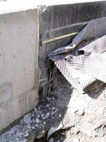 Obr. č. 6: Ochranná vrstva hydroizolace stržená při provádění následných stavebních prací