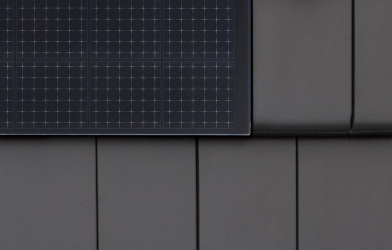 Malé fotovoltaické moduly Wevolt X-Tile jsou integrovány mezi běžnou střešní krytinu