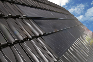 Fotovoltaické moduly jsou montovány ve stejné výškové úrovni