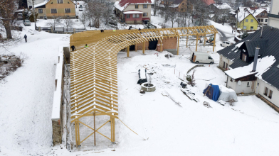 Dřevěnou konstrukci tvoří plné i prázdné vazby. Plné vazby jsou zredukovány a opatřeny zdvojenými sloupy (vaznice se realizovaly na zakázku v Rakousku).