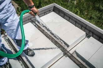 Před betonáží smontovaný strop doporučujeme při extrémních letních teplotách navlhčit vodou