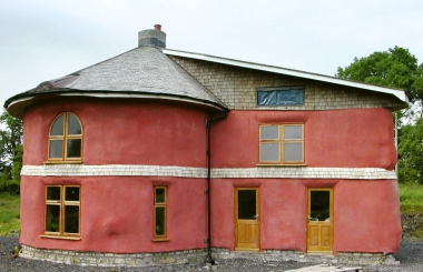 Obr. 1: První dvoupodlažní dům z nosné slámy v Evropě, postavený Amazon Nails v Irsku