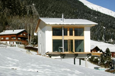 Obr. 2: Dvoupodlažní pasivní dům z nosné slámy ve švýcarských Alpách architekta Wernera Schmidta