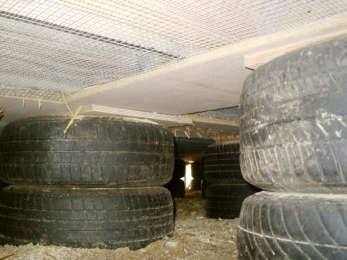 Obr. 10: Budova je uložena na základech ze starých pneumatik, které jsou vyplněny dusaným štěrkem. Pneumatiky spočívají na cca 300mm štěrkovém podsypu (Clow Back, Yorkshire, Velká Británie).